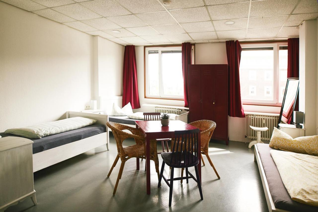 מונסטר Sleep Station Hostel מראה חיצוני תמונה